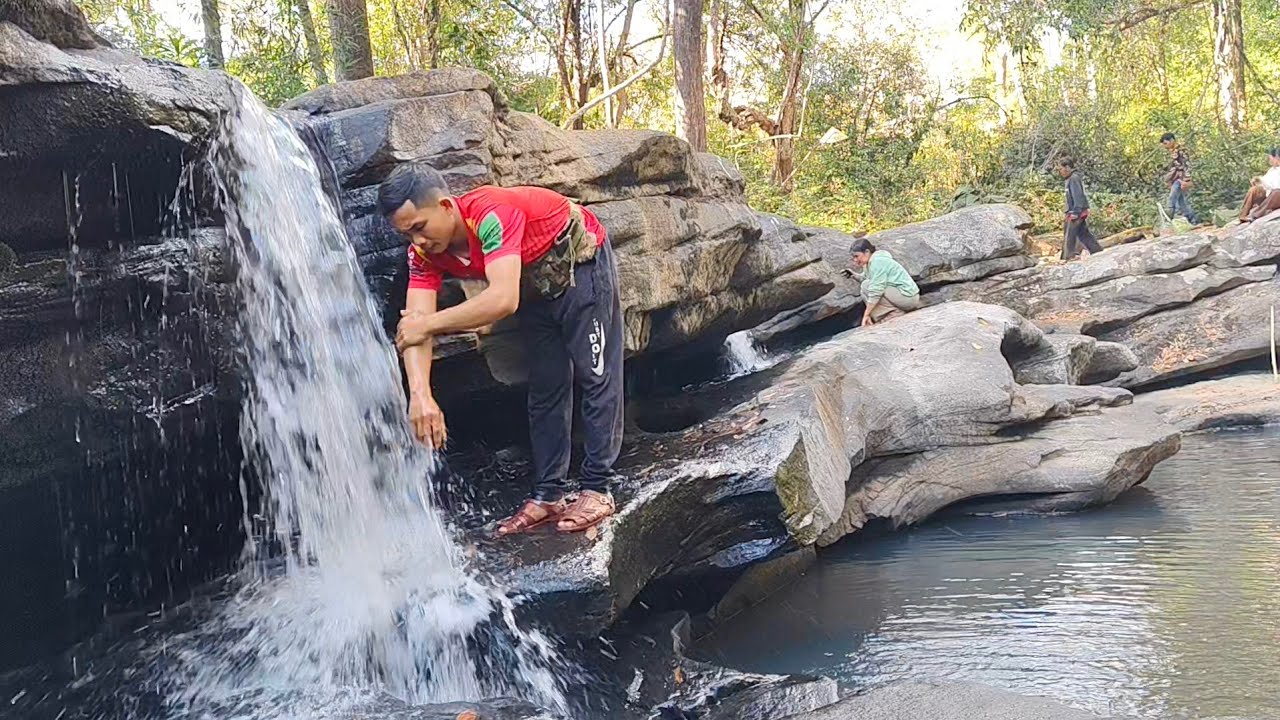 เดินป่าครั้งแรกของสาวดาใช้ชีวิตอยู่ในป่า 1 วันกับทีมงานคนหากิน//Phurda ภูรดา สาวลาว🇱🇦