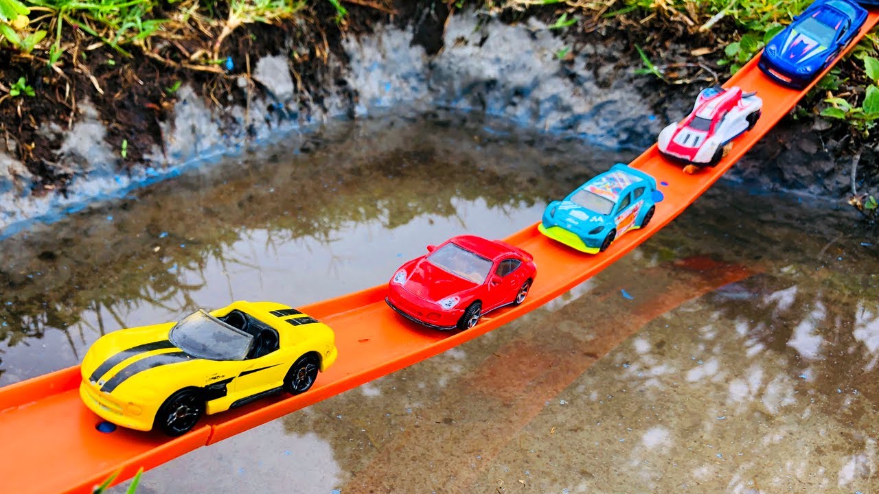 Carritos para Niños en Piscina de Agua - Carros de Carrera - Videos de  Coches HotWheels - YouTube