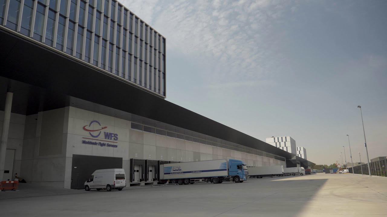 Bij Brucargo leverde en monteerde Roval een maatwerkoplossing aluminium muurkap icm een raamdorpel