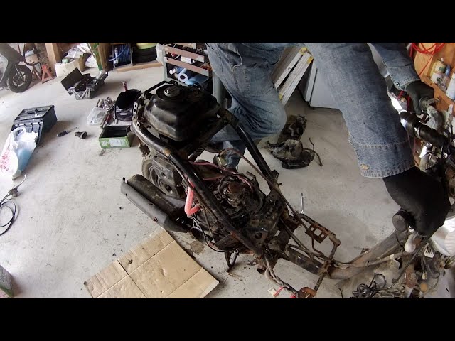 スペイシー100の整備#2 エンジン掛かるようにしよう！ - YouTube