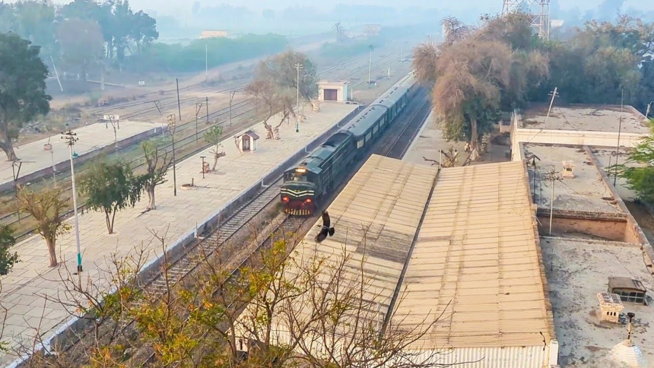 Most iconic view of Karakarom express passing with ZCU 30 6319 #viral #trains #fyp #trending 