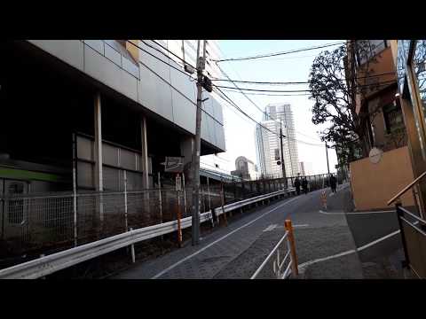 なんとなく電車：JR恵比寿駅ホーム脇の坂：山手線外回り発車光景