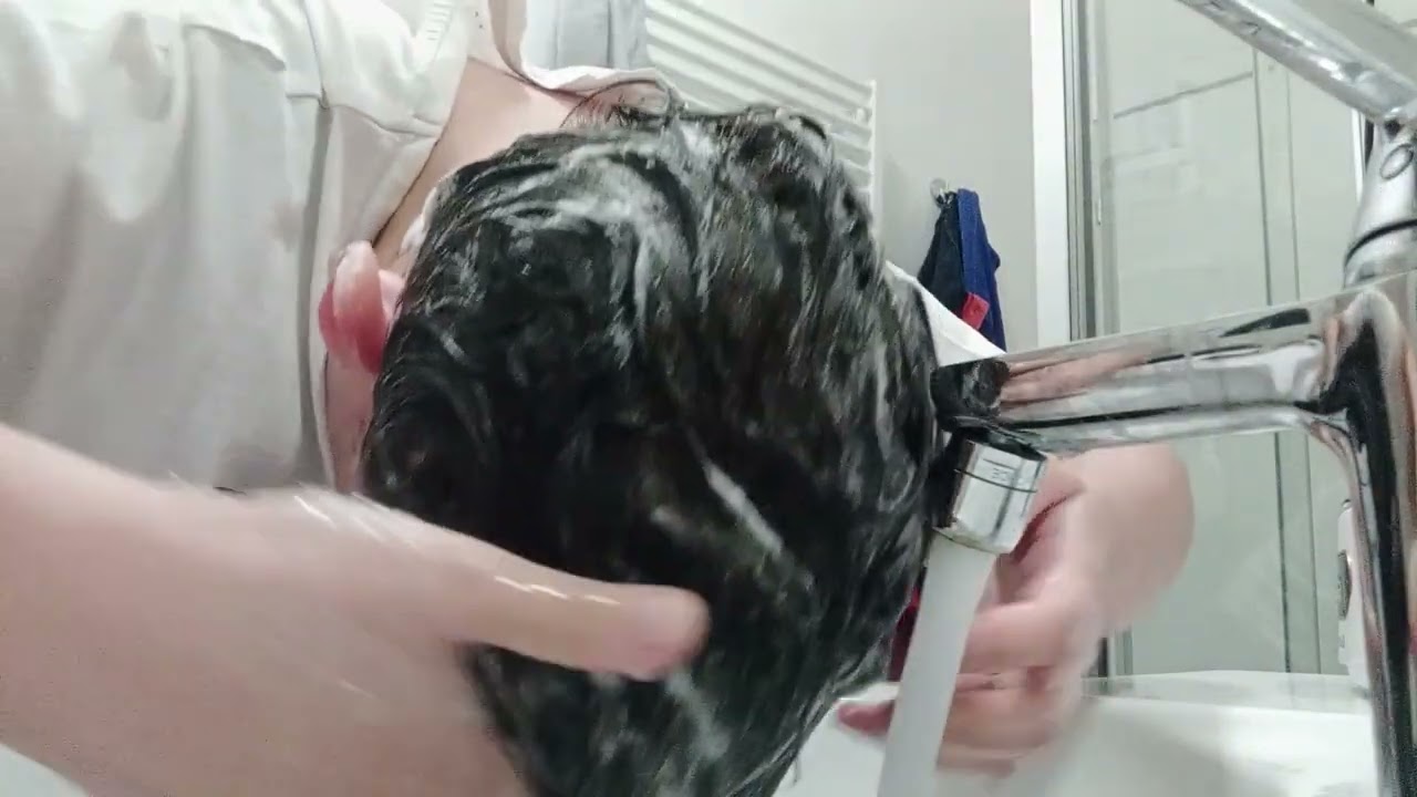 Torno a lavarmi i capelli nel lavandino, fuori fa troppo freddo! #shampoo