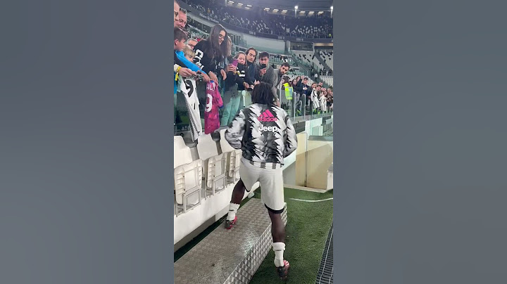 Kean taking a selfie with a fan 🤳
