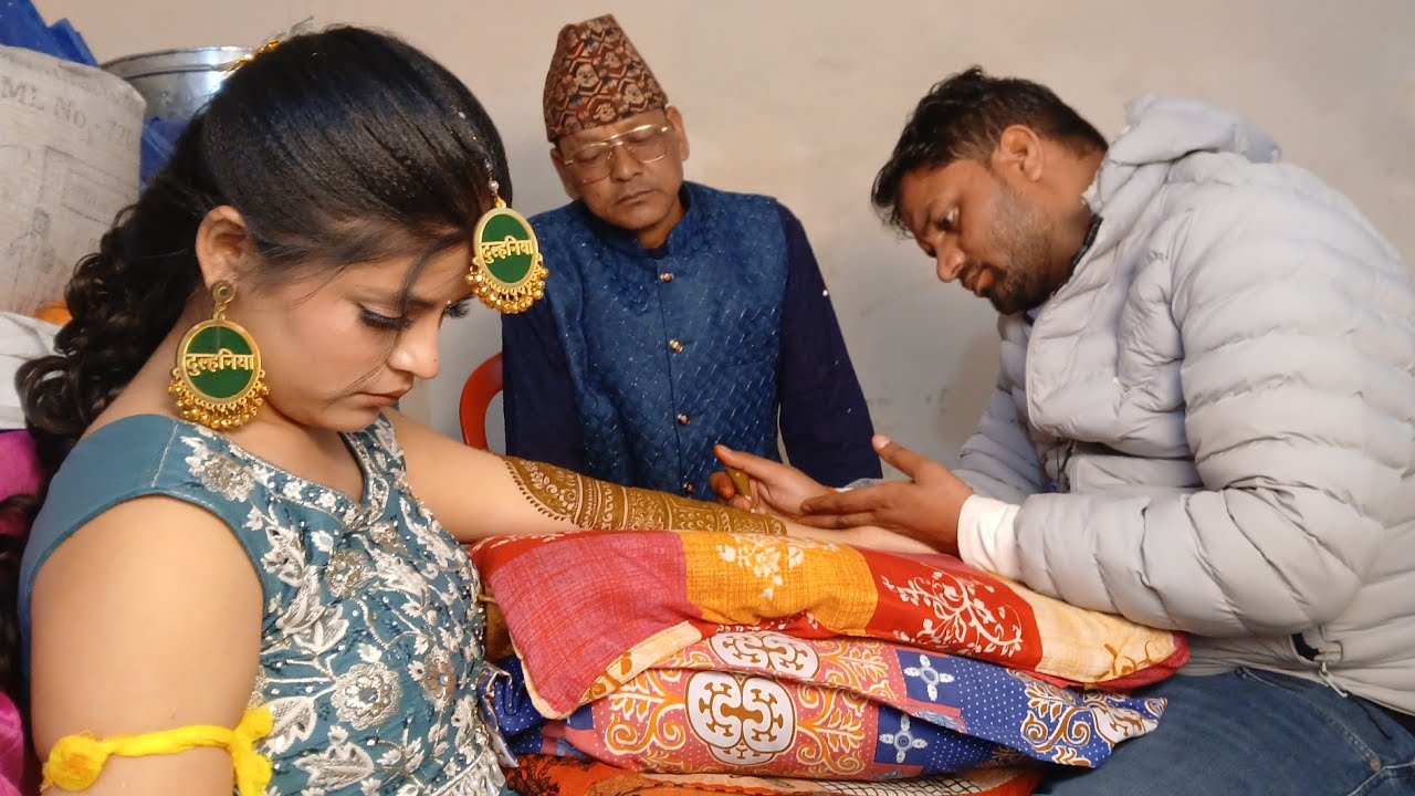 Мастер по мехенди из компании Lucky Mehndi Art, работающая в Беринаге, была приглашена для нанесе...