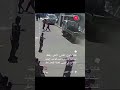 جندي من قوات حماية المنشآت يضرب مثلا في اليقظة أثناء انفجار إطار سيارة في الشارع