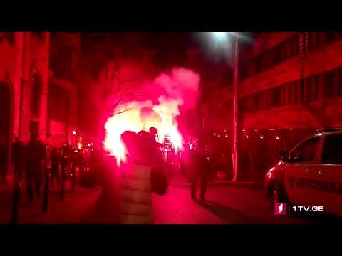 „ქართული მარშის“ წევრებმა „ღია საზოგადოება - საქართველოს“ ოფისთან აქცია გამართეს