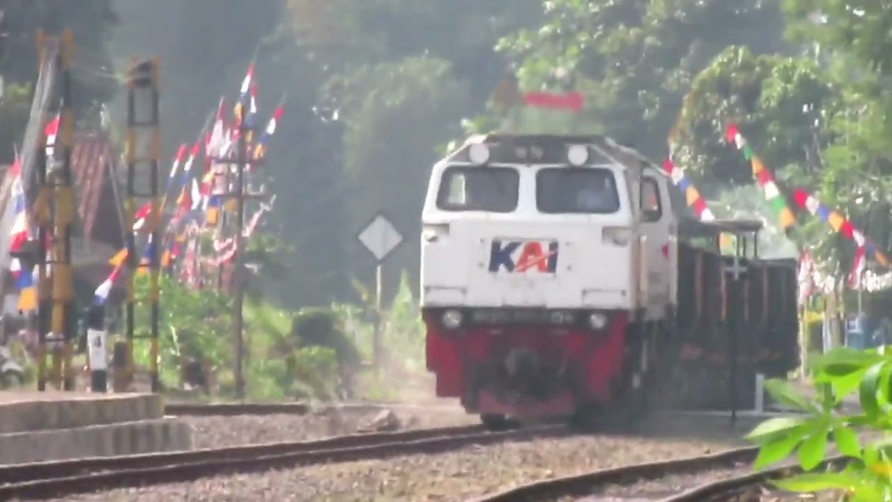 NASIB KERETA BARANG HARUS BERHENTI LAMA, KARENA DI PRIORITASKAN KERETA API PENUMPANG 