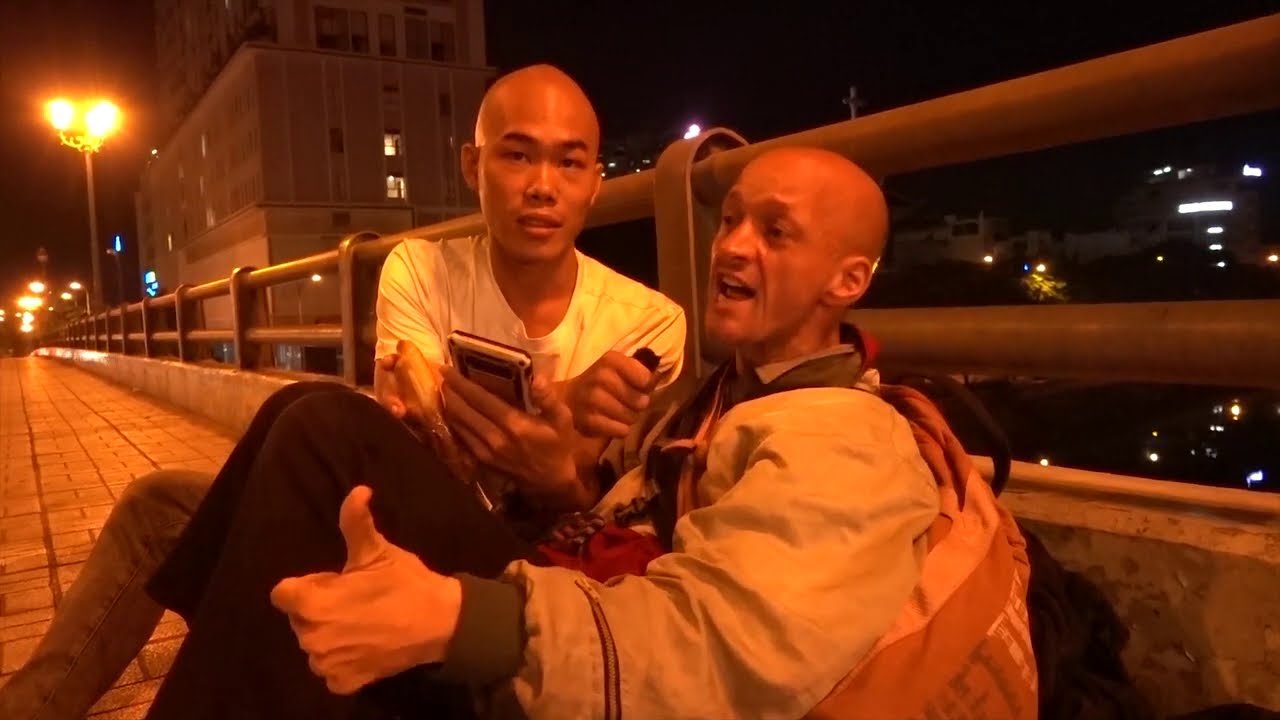 PHẢN ỨNG CỦA ÔNG NGƯỜI TÂY KHIẾN THÉP CŨNG PHẢI BỎ CHẠY