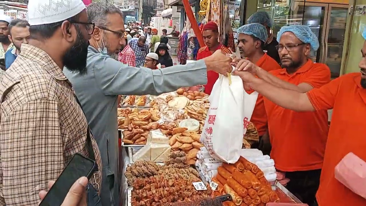 বড় বাপের পোলায় খায় ঠোংগা বইড়া লইয়াযায়।  চকবাজার পুরান ঢাকা 