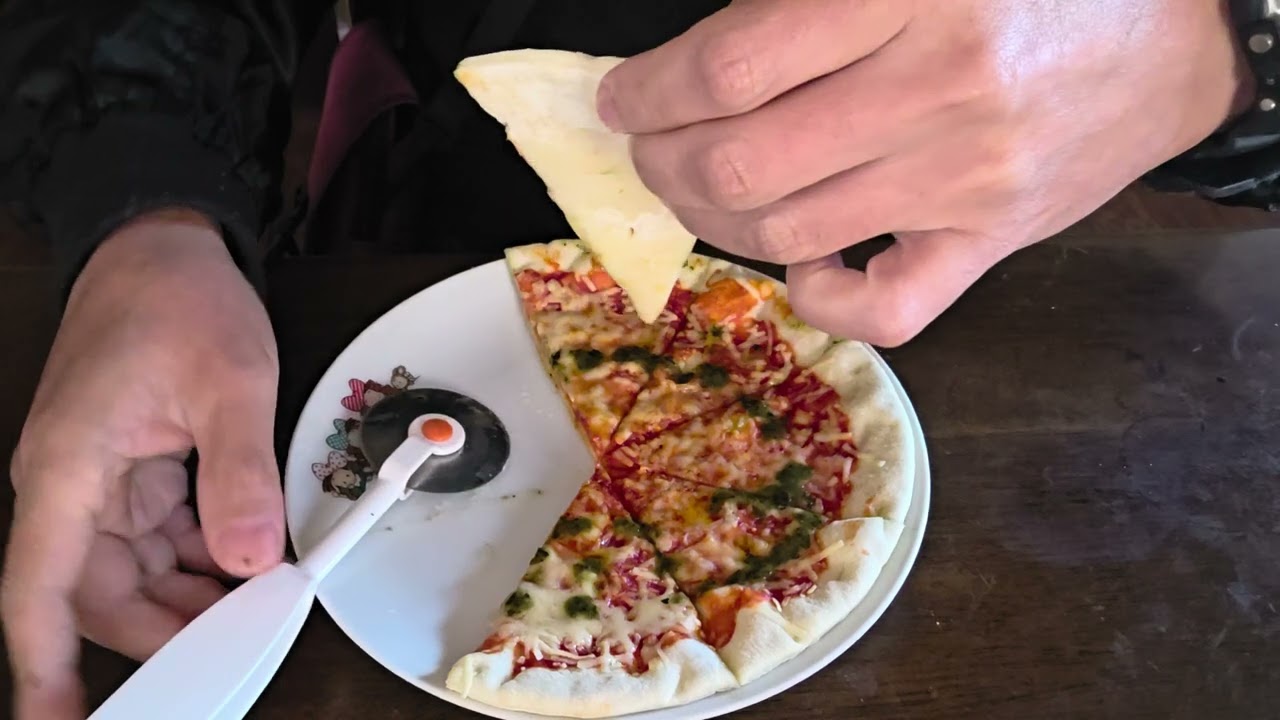 石窯工房の、マルゲリータピザを、レンチンして、堪能している所を、撮影してみました。