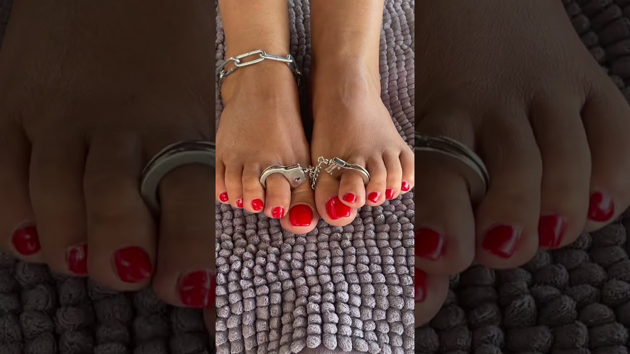 Toeplay with red nail polish 😎