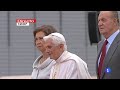 SSMM los Reyes dan la bienvenida a SS el Papa Benedicto XVI