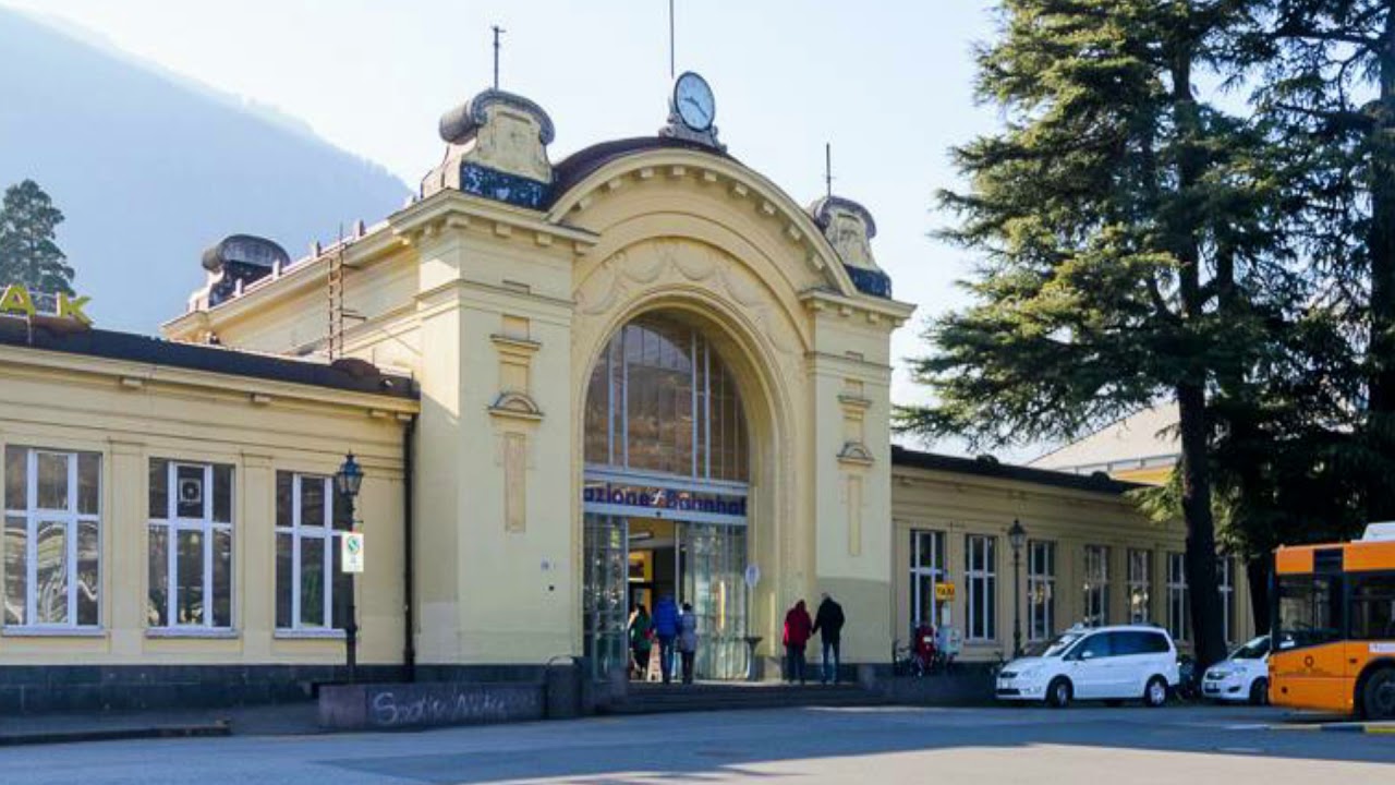 Annunci alla Stazione di Merano