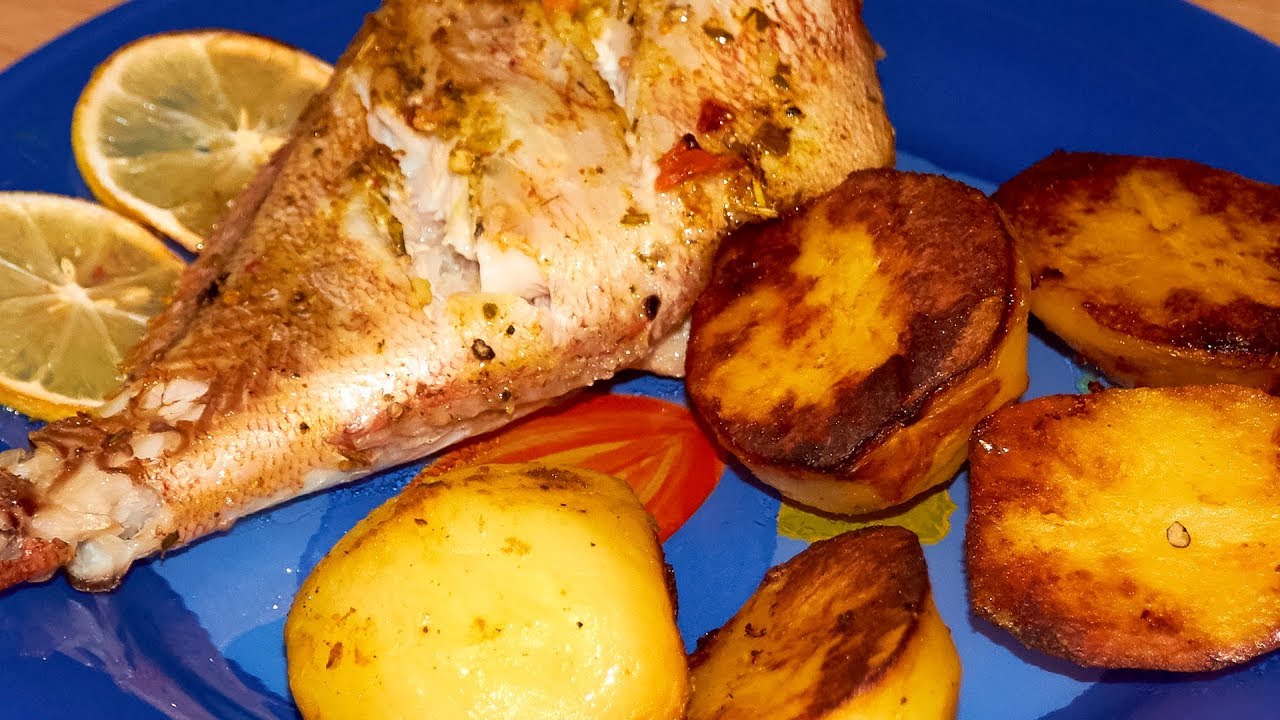 окунь с овощами в духовке. морской окунь в духовке с картофелем. окунь запеченный в духовке с овощами. окунь с картофелем в духовке. окунь в духовке.