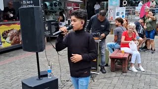 A VOZ DESSE GAROTO É MUITO POTENTE ELE CANTA NAS RUAS DA GRANDE SAO PAULO