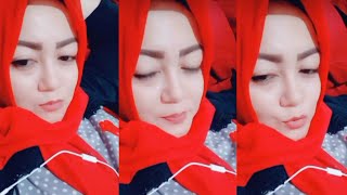 Pesona Hijab Merah Cantik Ada Yang Aneh Bikin Gemes