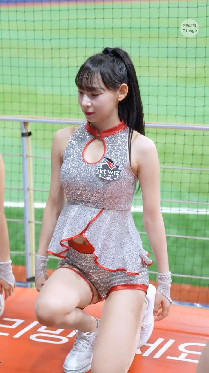 “Wiggling into Place🐾” Jung Hee-jeong’s Adorable Pre-Stage Moment!