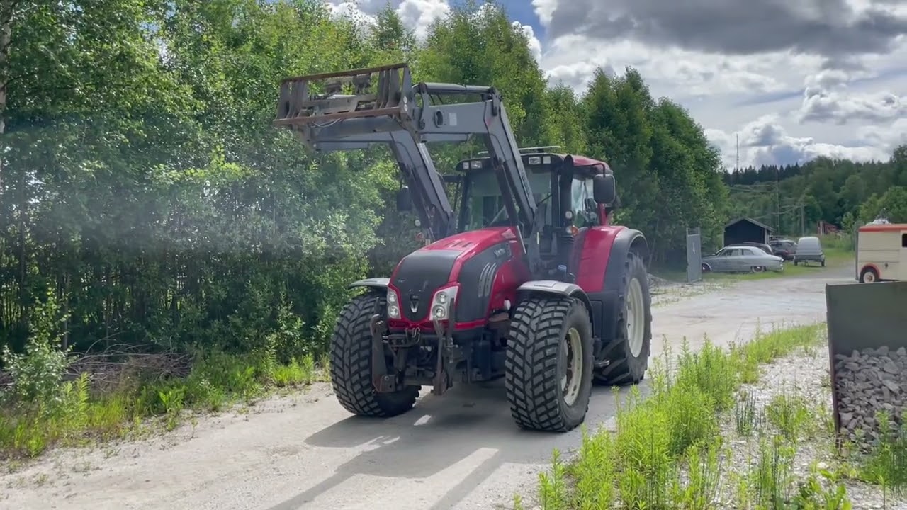 Traktor med lastare Valtra T163 välutrustad