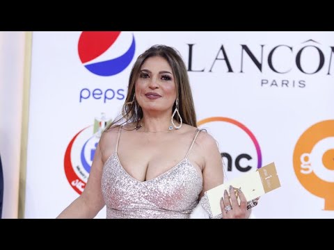 فنانة تستعرض جسمها بفستان مكشوف الصدر على الريد كاربت بختام مهرجان القاهرة