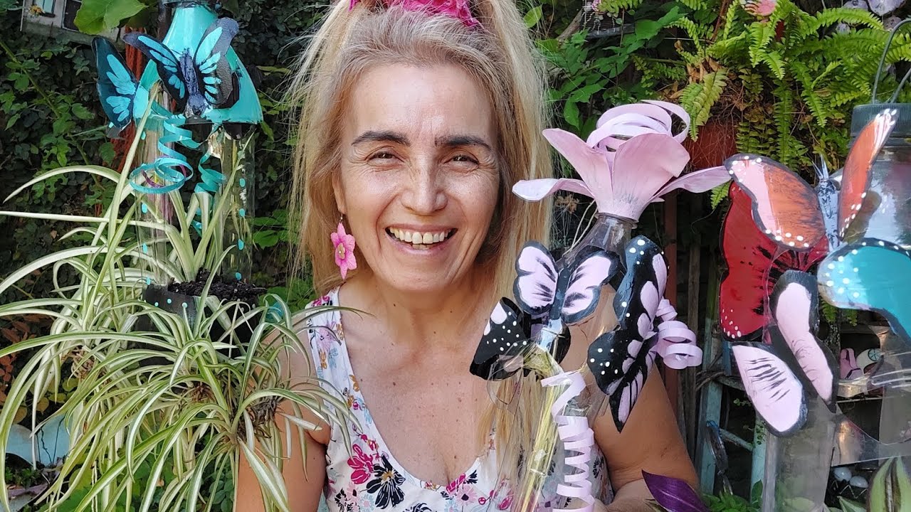 Macetas colgantes con botellas de gaseosas