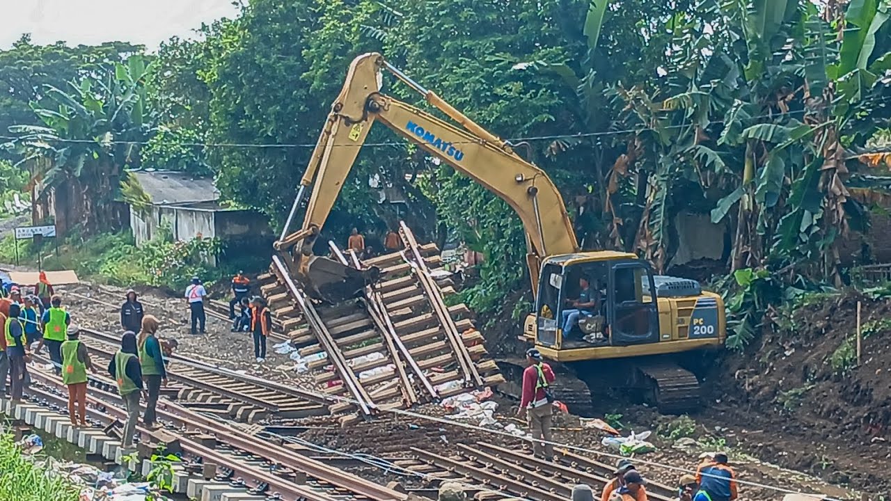 Proses Pembongkaran Jalur Rel Kereta Api di Stasiun Arjasa untuk Dilakukan Upgrade #keretaapi 
