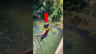 este salto esta prohibido en todas las piscinas del mundo! 🏊🏼♂️🤯 #shorts