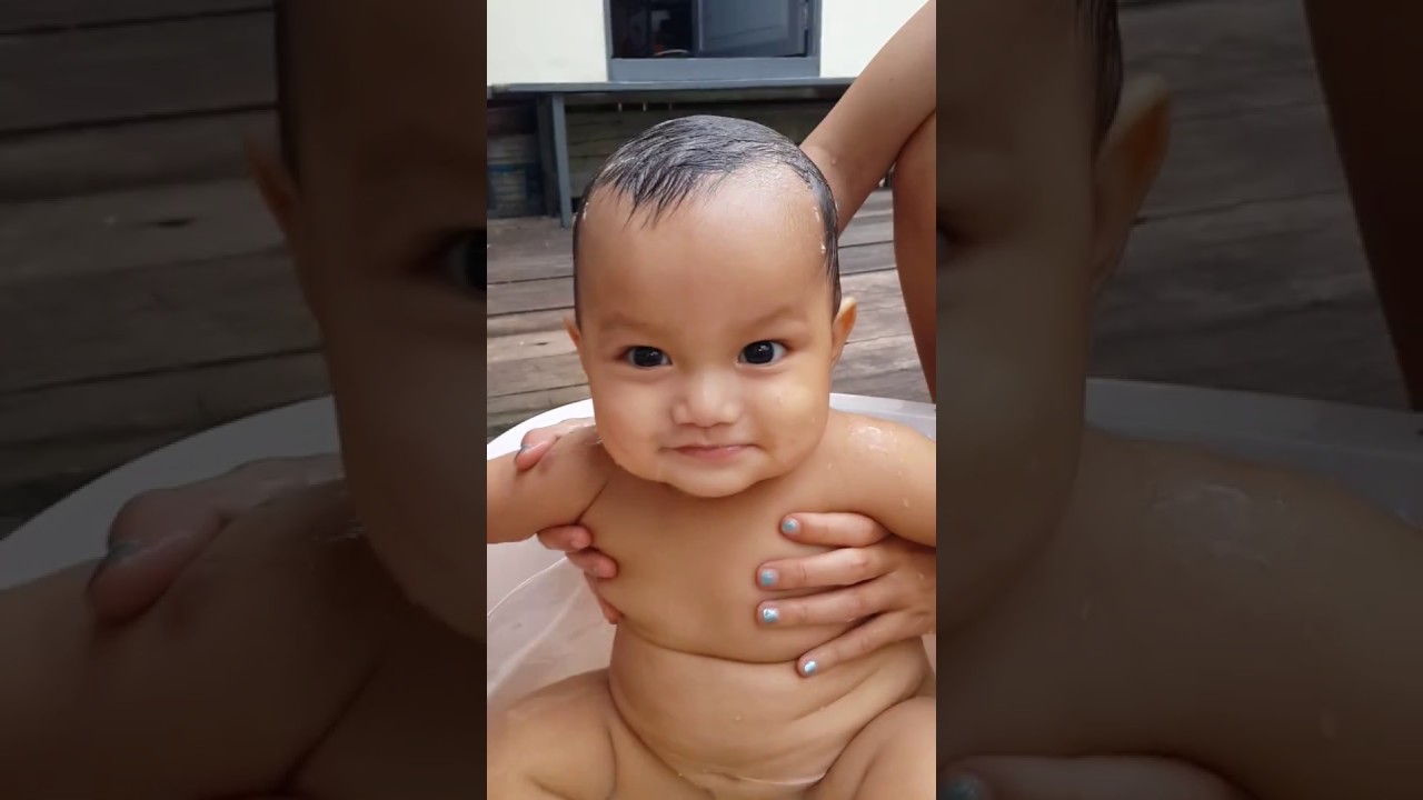 Bayi lucu  sedang mandi  air bening YouTube