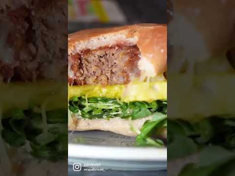 Hambúrguer com abacaxi,