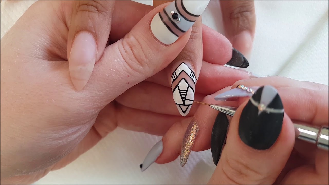Minimalist Nail Art Ideas That Aren't Boring : Coloured Abstract Line Short  Nails