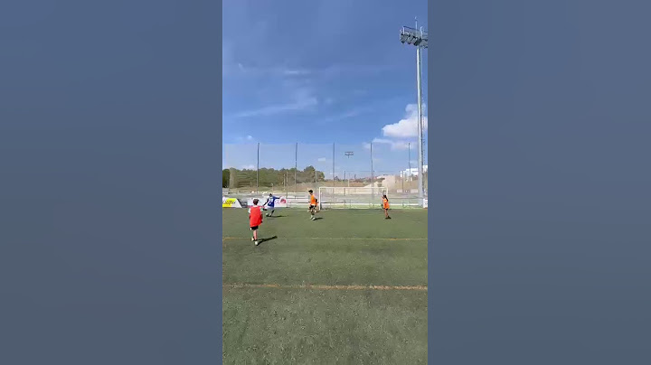 enseñando a los chavales a jugar #futbol #football #ytshorts #shortsvideo #goal #music