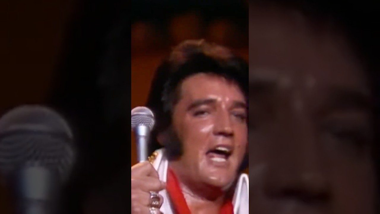 Fan Rushes Elvis on Stage - Elvis Close-Up! 