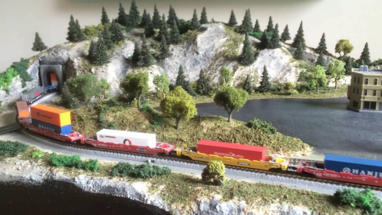 Z SCALE MODEL TRAIN LAYOUT - YouTube