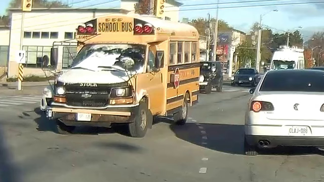 School Bus driver doesn't clear windows of snow - YouTube