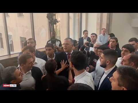 Դու ո՞վ ես, քո հետ խոսալու չունեմ. պատգամավորների վեճը շարունակվում է նիստերի դահլիճից դուրս