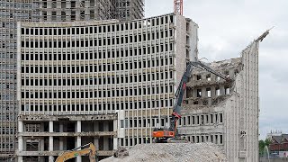 Long Reach Bagger beim Abriss des Euler Hermes Hochhauses in Hamburg (Abbruch der unteren 10 Etagen)