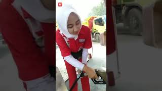 Tukang pom bensin cantik