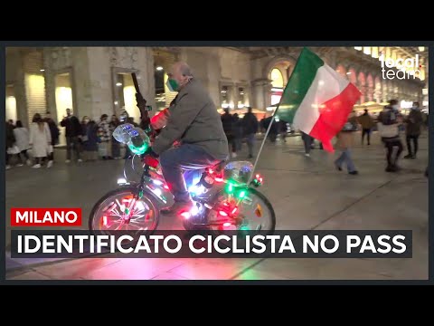 Milano, ciclista No Green Pass identificato dalla polizia e allontanato da piazza Duomo