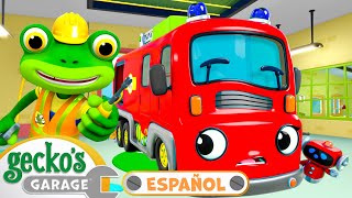 Arreglando el Camión de Bomberos | Garaje de Gecko en Español | Dibujos animados
