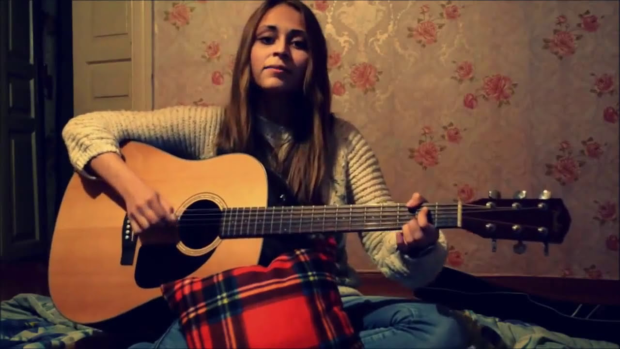 Красивая девушка под гитару. Девочка поет под гитару. Девушка поет под гитару. Девушка красиво поет. Поют под гитару.