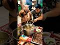 Zhu Bajie dan Si Abi bekerjasama mengaduk bakso.