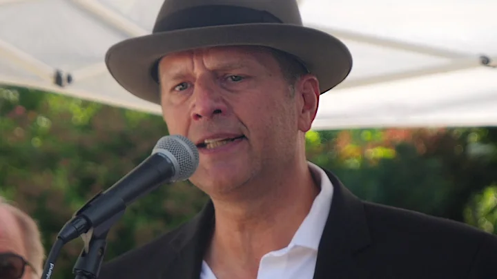 Rich Hinrichsen sings "Los Cosos De Al Lao" at Gar...