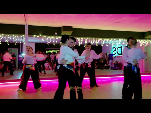 Formación coreográfica de salsa on2. 

Show “QMDQ” 

6 horas de clase intensa donde os habéis exigido dar más de uno mis