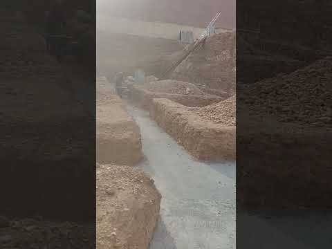 مرحله چیدن دور سازه فونداسیونی برای بتن ریزی و آماده سازی شنارژ