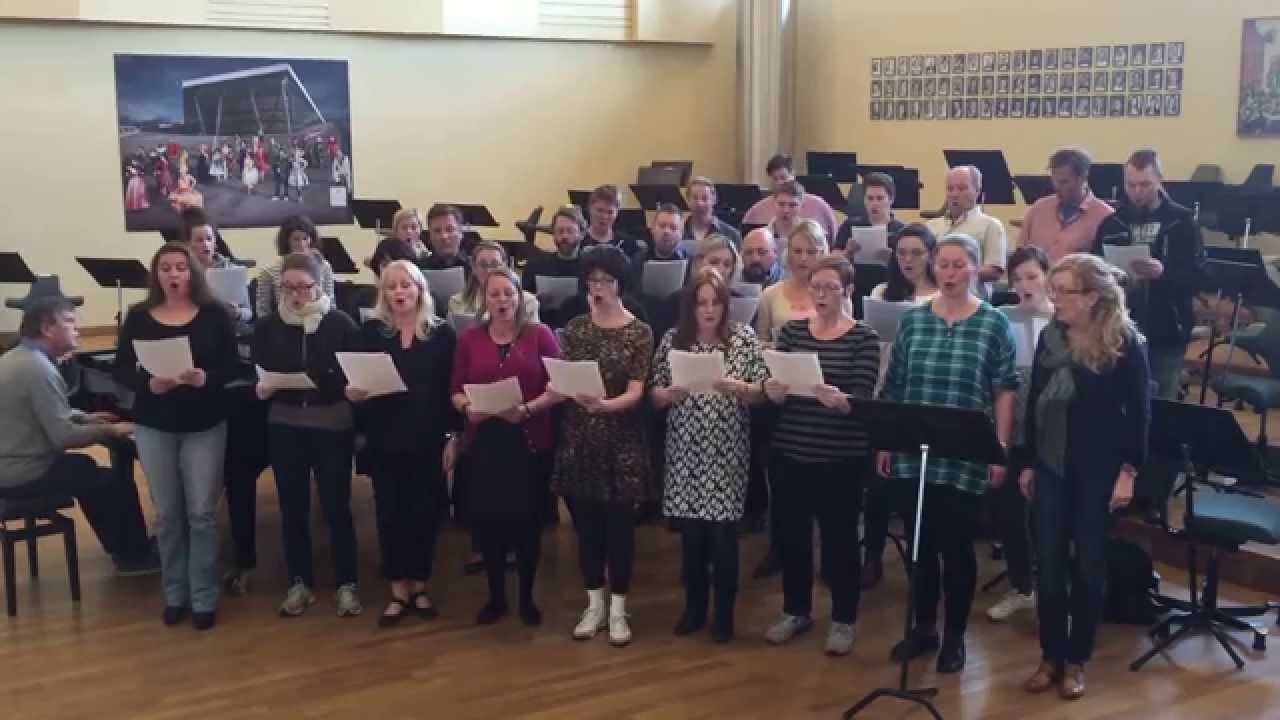 Operakoret synger Internasjonalen for første gang
