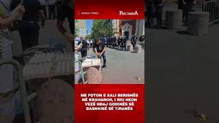 Thumbnail for Me foton e Sali Berishës në kraharor, i riu hedh vezë ndaj godinës së bashkisë së Tiranës