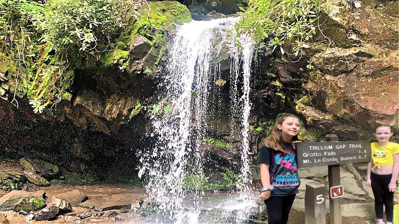 Водопад Гротто через тропу Триллиум-Гэп, национальный парк Грейт-Смоки-Маунтин