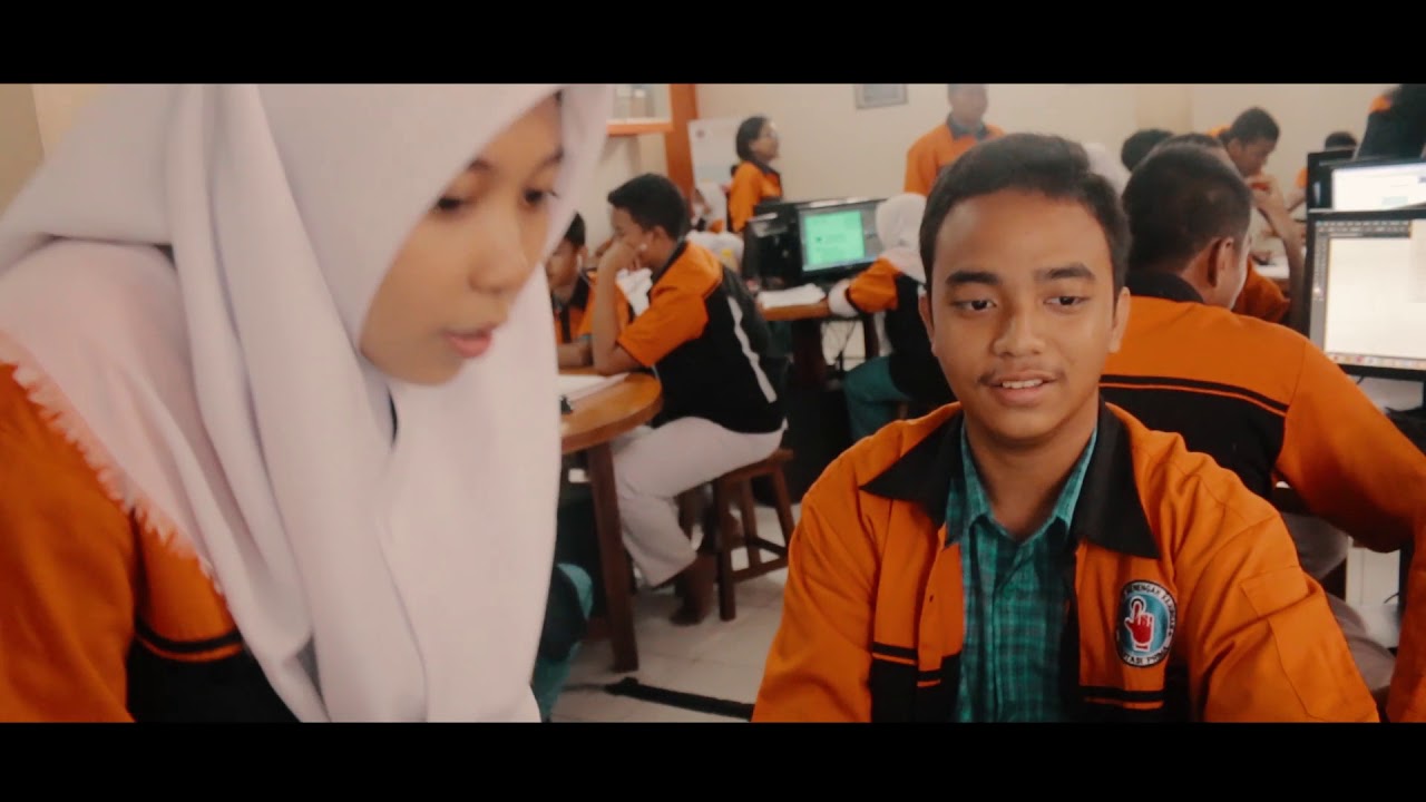 Editing video dan belajar desain di  lab multimedia  SMK  