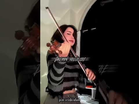 الفنانة عازفة كمان