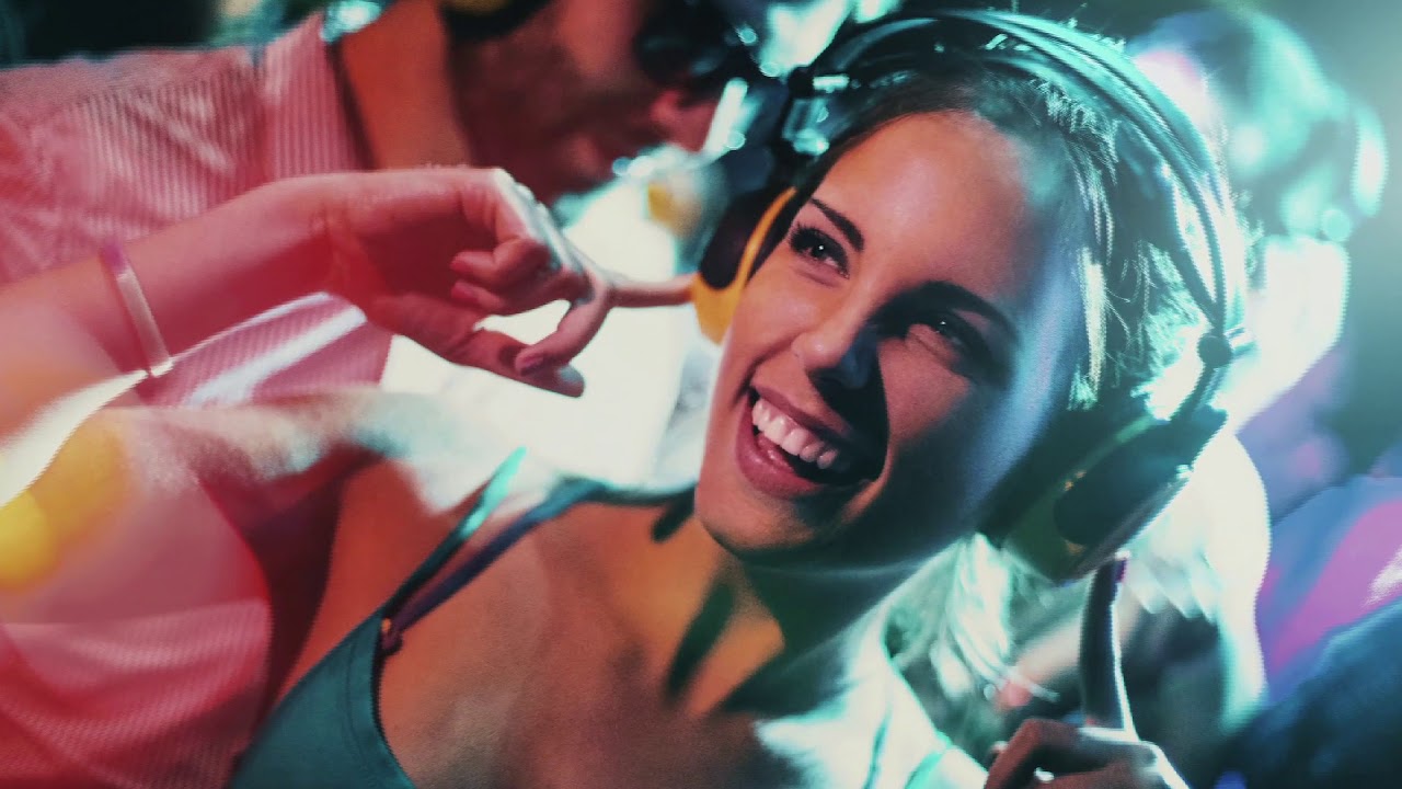 пара диджеи. ведущая и диджей. ведущий и диджей. девушка и мужчина диджей. диджей пара.